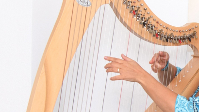 Bild von Elisabeth Payer, die auf der Harfe spielt