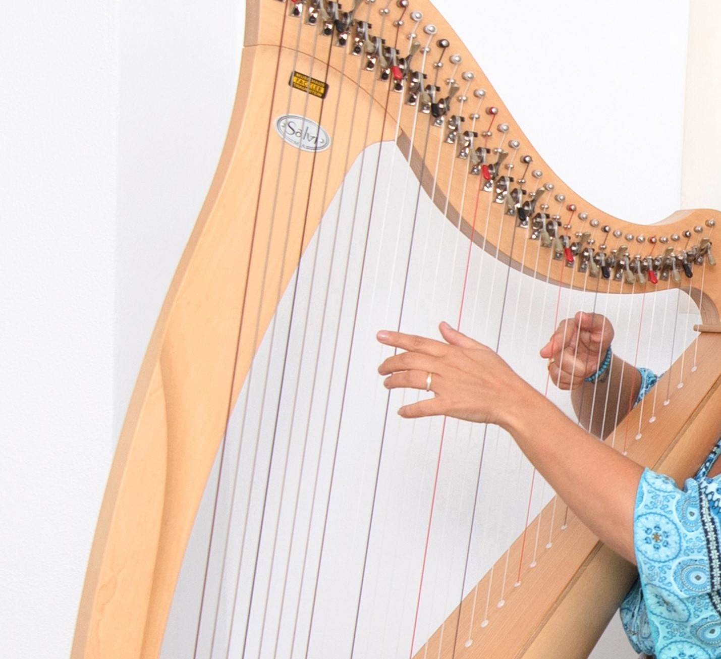 Bild von Elisabeth Payer, die auf der Harfe spielt