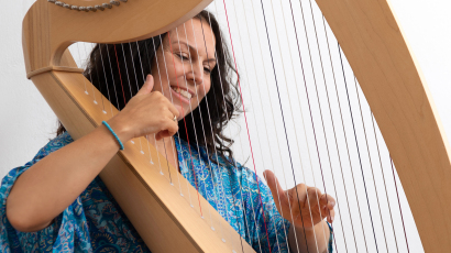 Psychologin Mag.a Elisabeth Payer mit Harfe